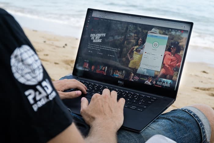 Laptop am Strand Netflix mit VPN