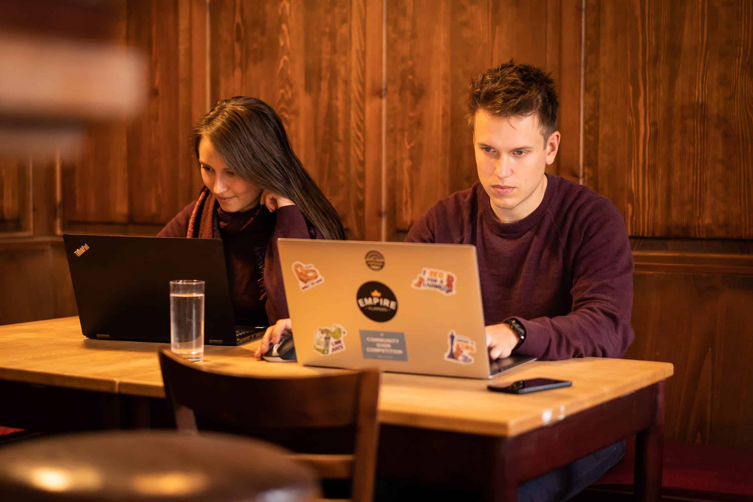 PrivacyTutor Lena und Alex arbeiten am Laptop